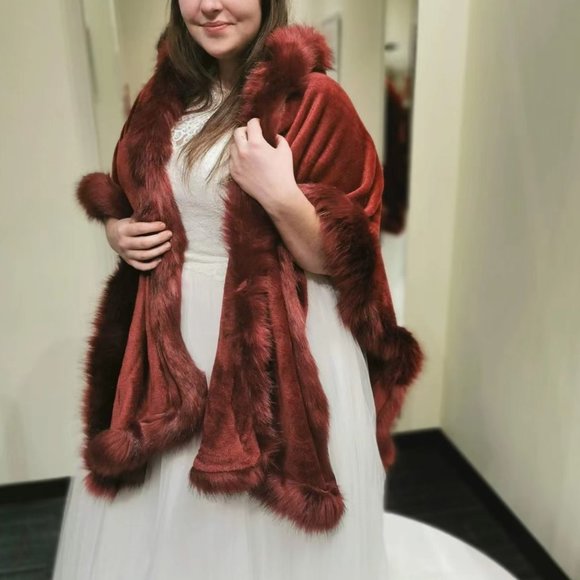 Red faux fur hooded shawl - Picture 7 of 12